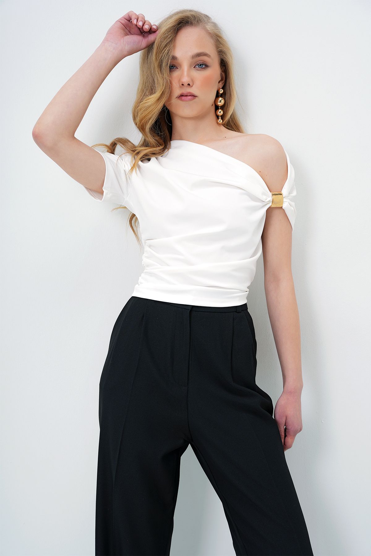 Trend Alaçatı Stili-Ecru Damen Bluse mit asymmetrischem Ausschnitt und drapierten Schultern ALC-X13894 5
