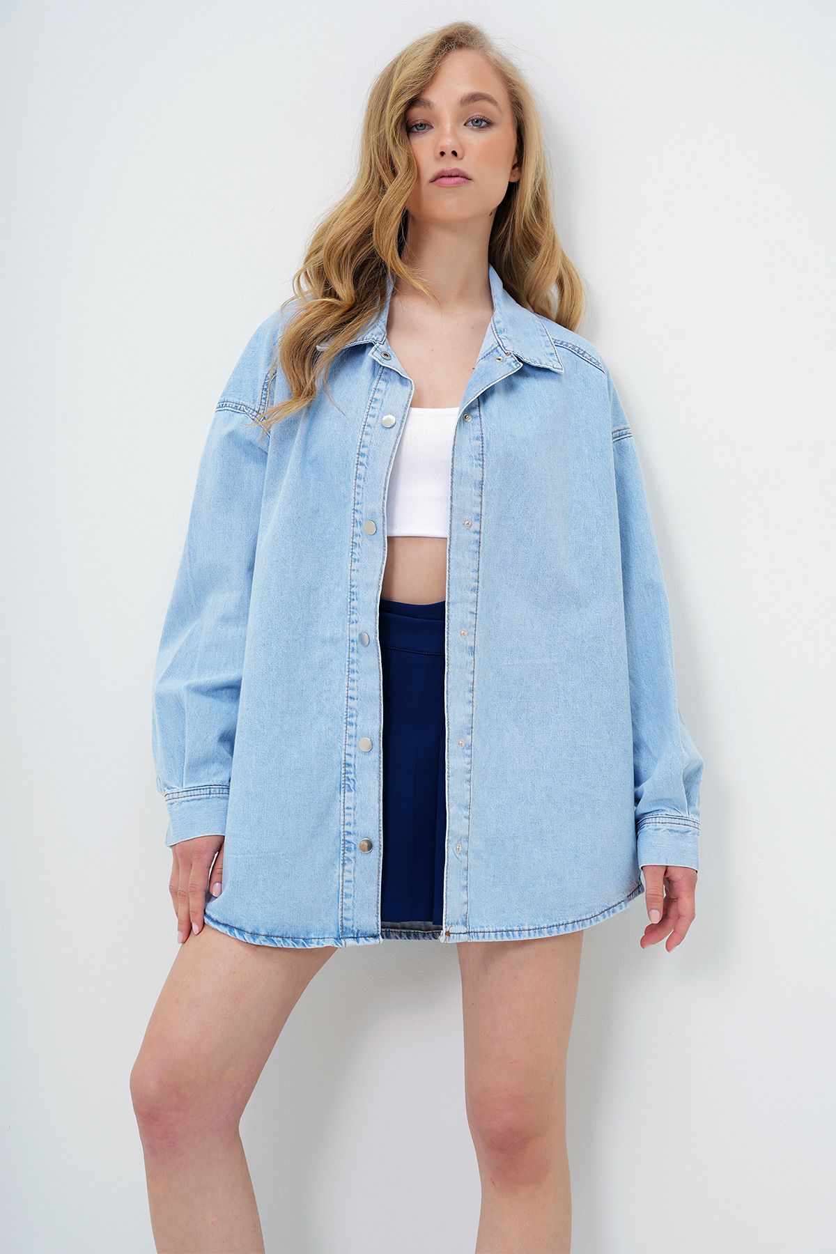 Trend Alaçatı Stili Kadın Açık Mavi Çıtçıt Kapamalı Oversize Mevsimlik Jean Gömlek Ceket ALC-X13950