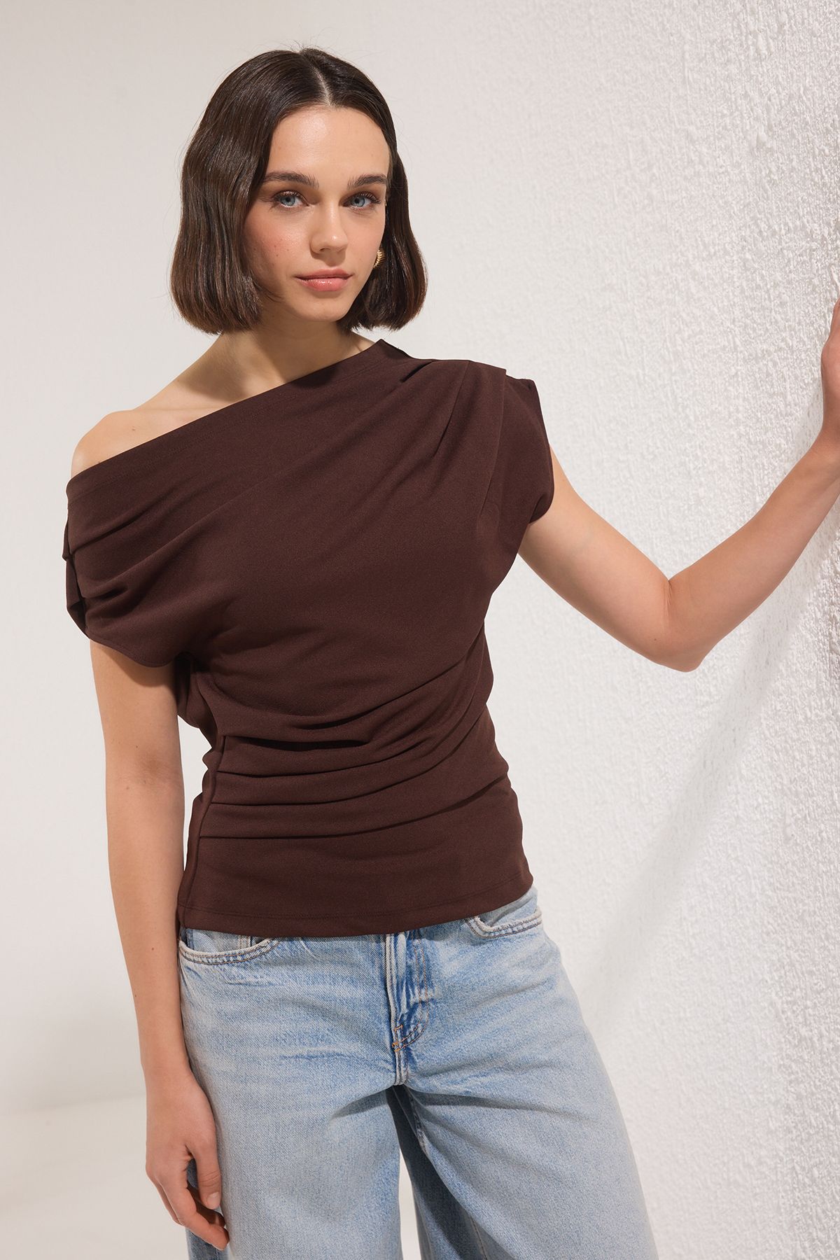 Trendyol Collection Braune drapierte asymmetrische Bluse SAMPLE TWOSS25BZ00024