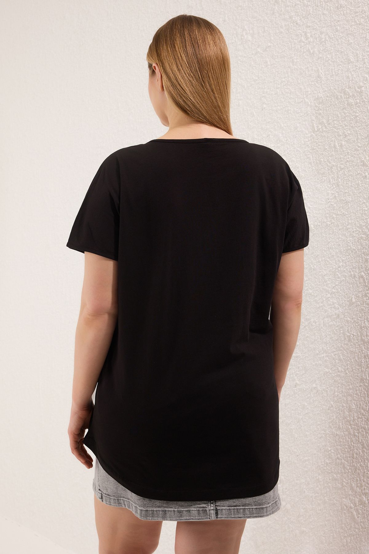 Trendyol Curve-Black V-Neck Long Length Large Size T-Shirt Tbbss25Bf00073 4
