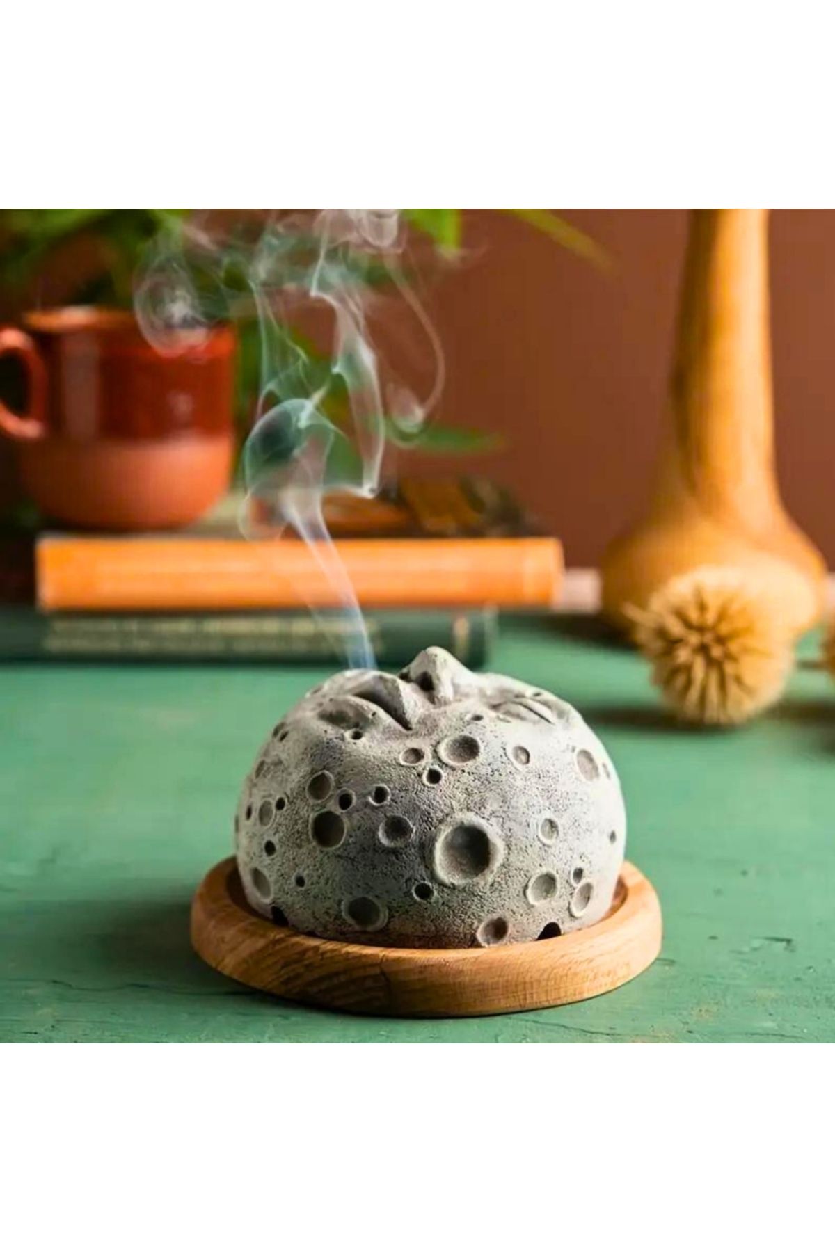 OEM-Scented cone holder, Moon face, resin with wooden base, a fascinating decorative object 3