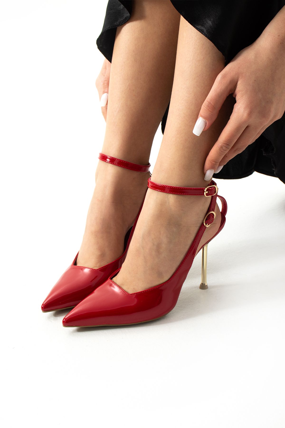 Güllü Shoes Kırmızı Rugan Stiletto Kadın Ayakkabı,Altın Topuklu, Bilekten Bağlı Tokalı, Sivri Burun,Şık Stiletto