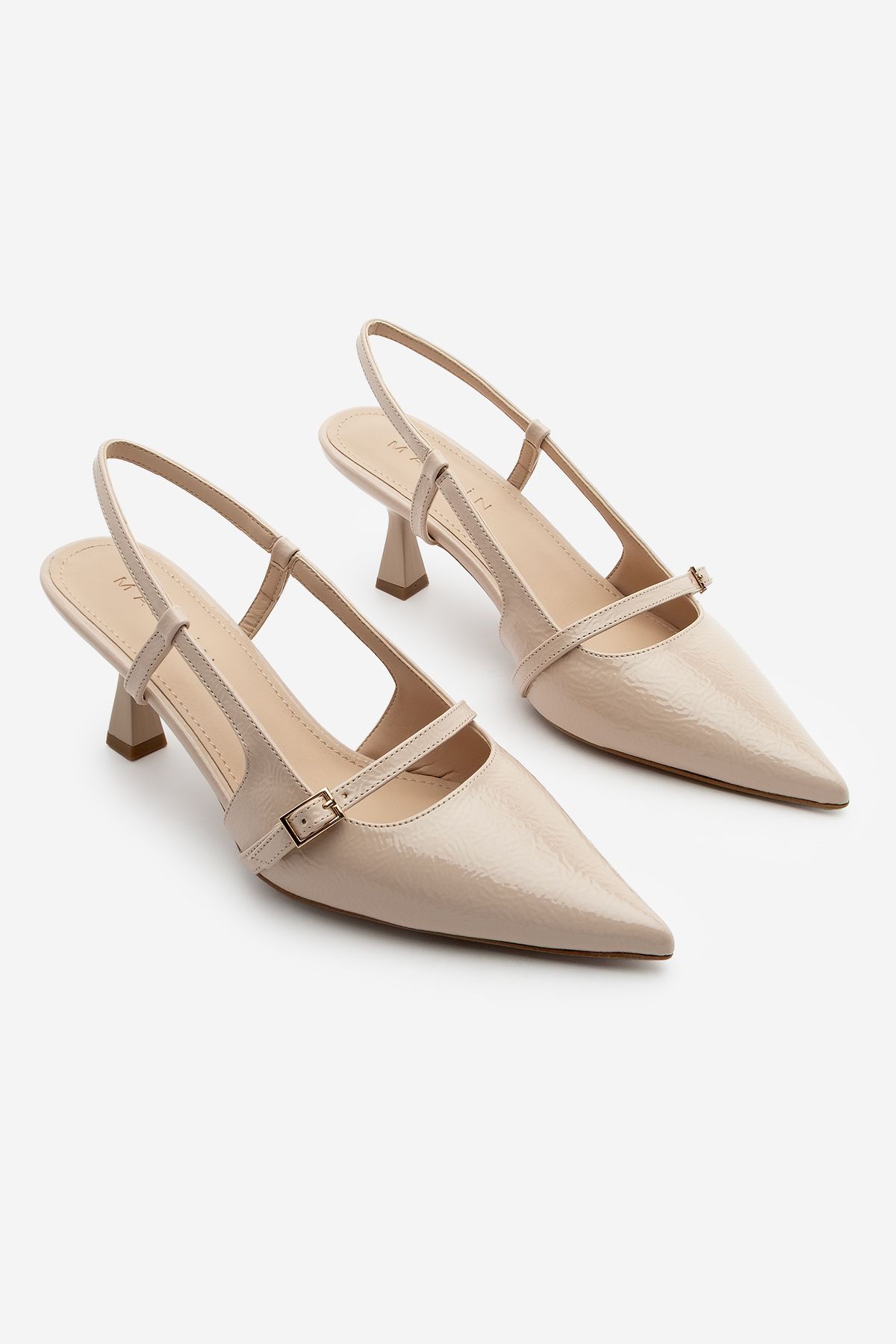استیلتو زنانه جزئیات کمربند بینی را پشت کفش پاشنه باز FENKA BEIGE PATENT چرمی نشان داد Marjin