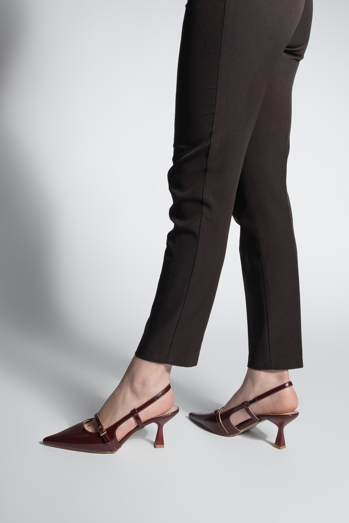 Marjin-Burgundowe lakierowane buty damskie na obcasie typu stiletto z szpiczastym noskiem i paskiem 4