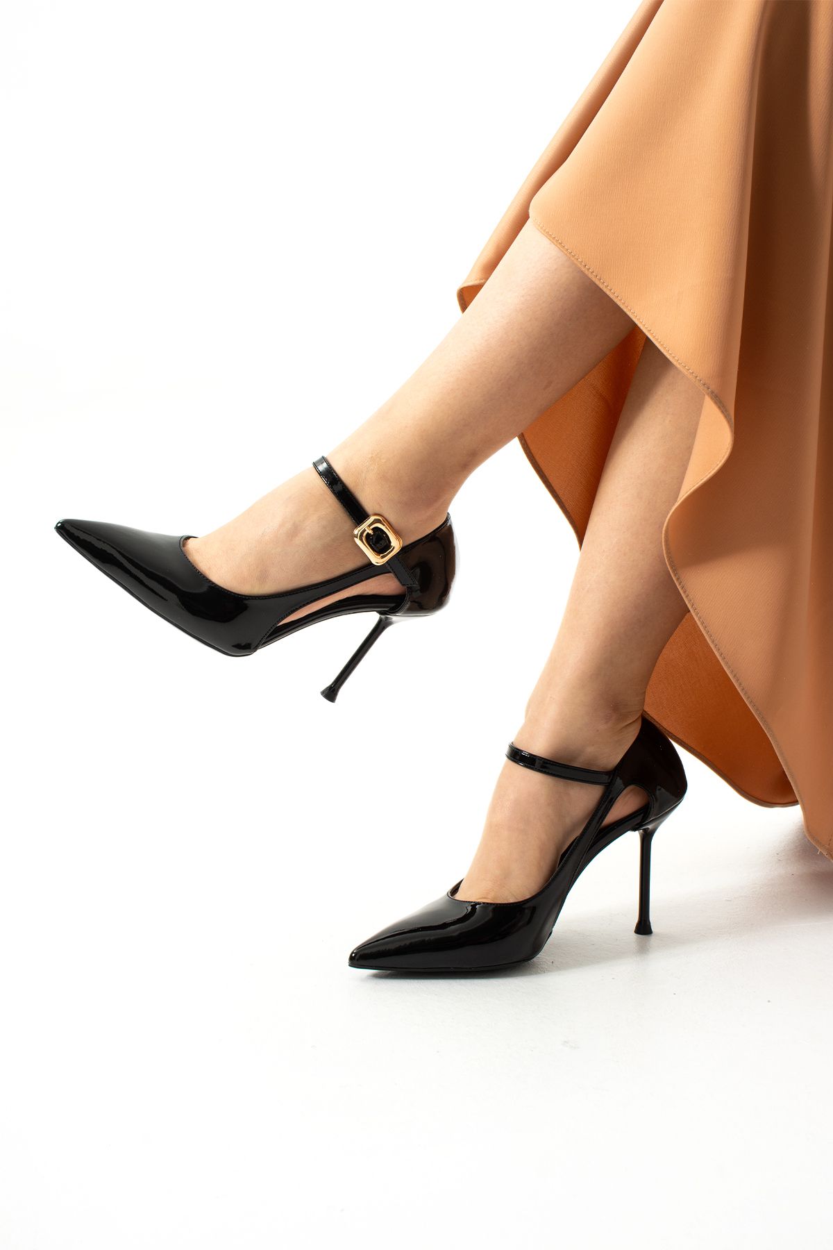 Güllü Shoes Bilekten Tokalı Siyah Rugan Stiletto | Beyaz İnce Topuk | Rahat Kalıp| Sivri Burun Şık Kadın Topuklu