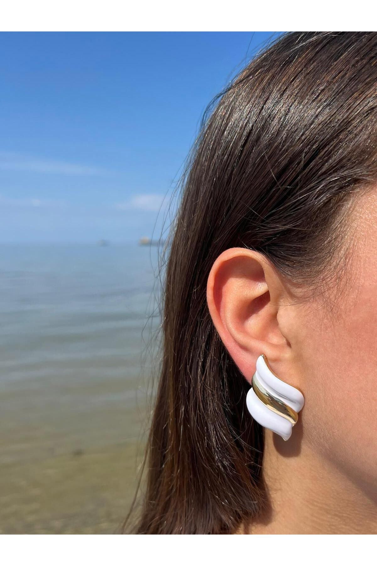 Zerys Jewelry Gold Şerit Detaylı Beyaz Modern Dalga Küpe