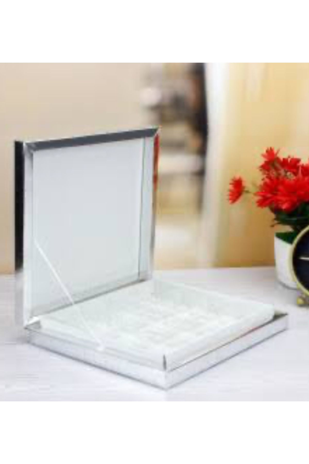Çemrek Süs Parti Gümüş Kare Çikolata Kutusu Karton Çikolata Kutusu 22 cm 16 Bölmeli