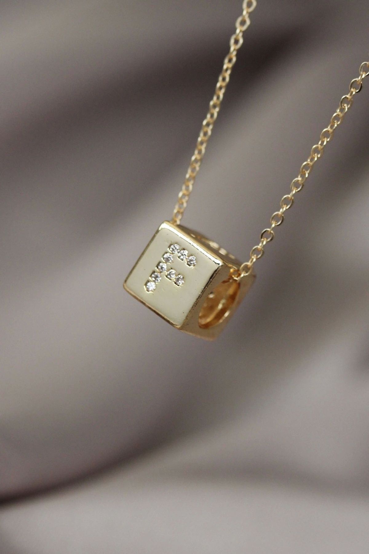 Moco Küp Model Gold Renk Zirkon Taşlı F Harfli Kolye