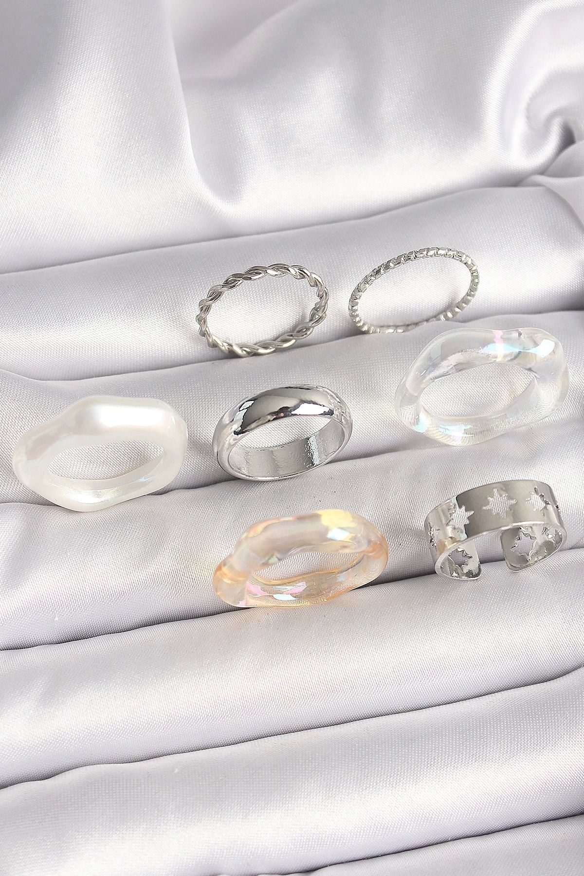 Clariss Pirinç Gümüş Renk Beyaz Akrilik Plastik Model Kutup Yıldız İşleme Detaylı Kadın Yüzük Kombini