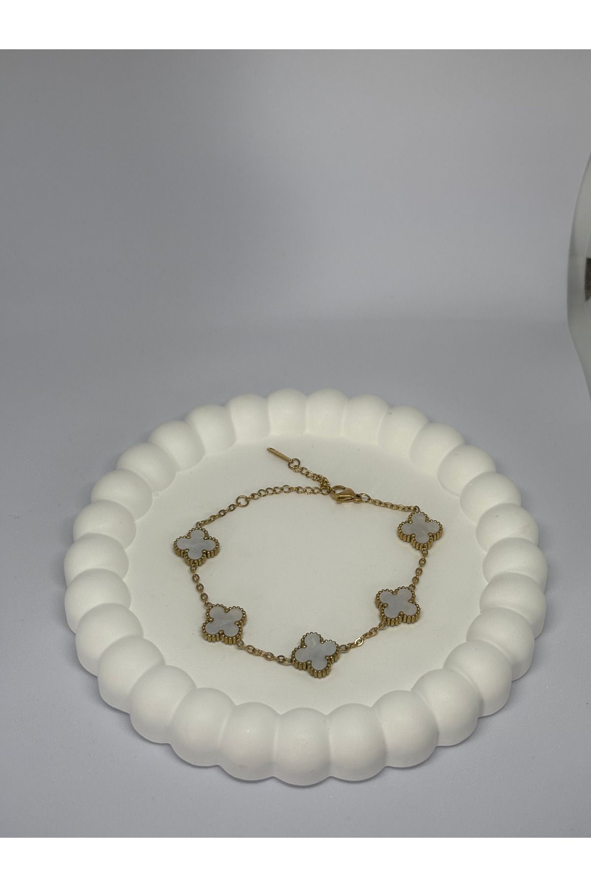 Lumina Jewelry – Beyaz Yonca Detaylı Paslanmaz Çelik Bileklik