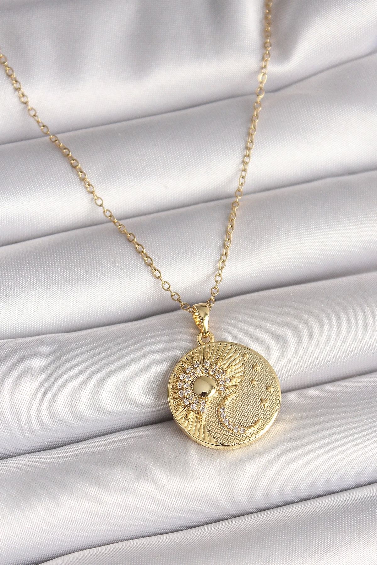 Clariss 316L Çelik Gold Renk Zincir Zirkon Taşlı Ay Güneş İşlemeli Madalyon Model Kadın Kolye