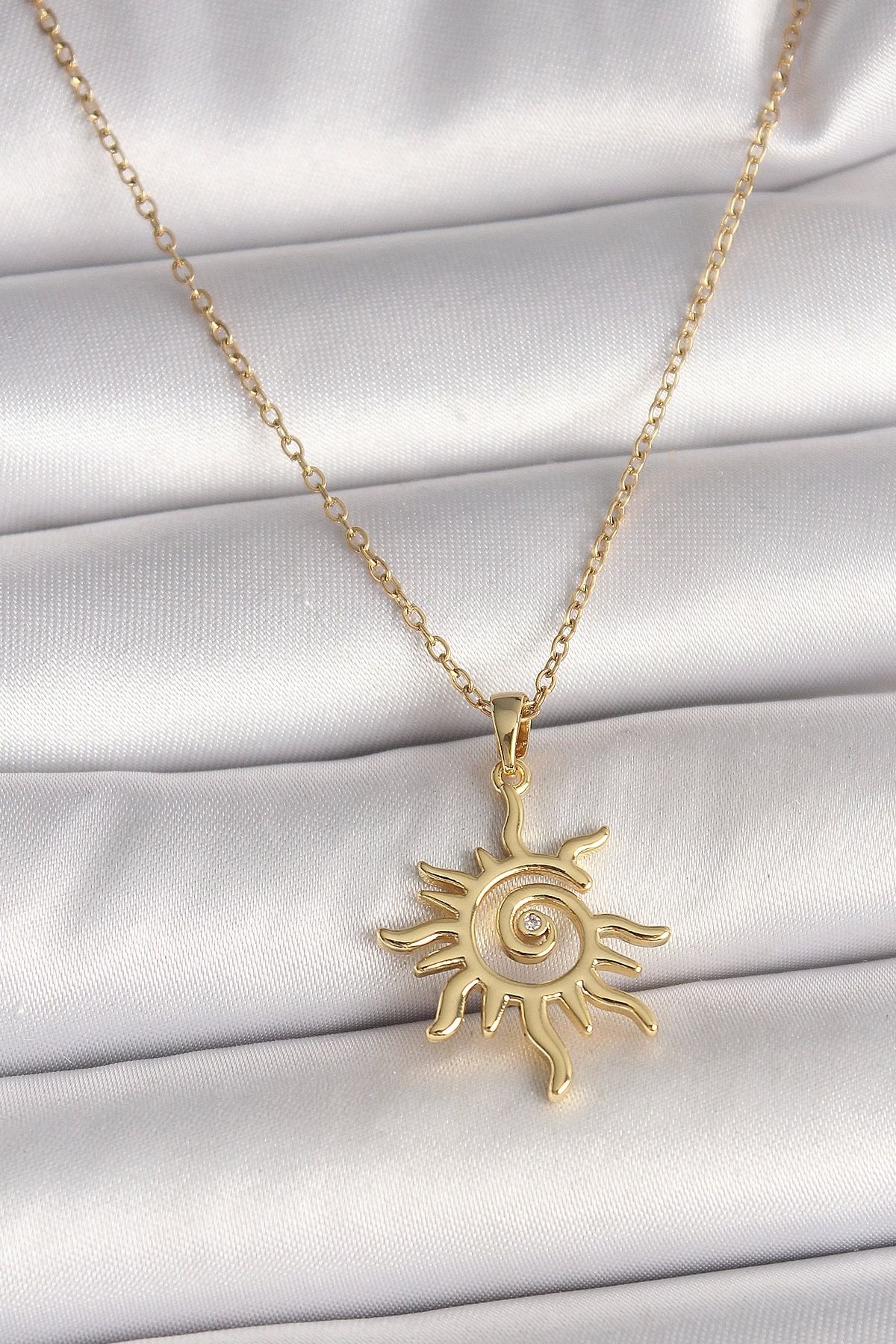 Clariss 316L Çelik Gold Renk Zincir Zirkon Taş Detaylı Güneş Model Kadın Kolye