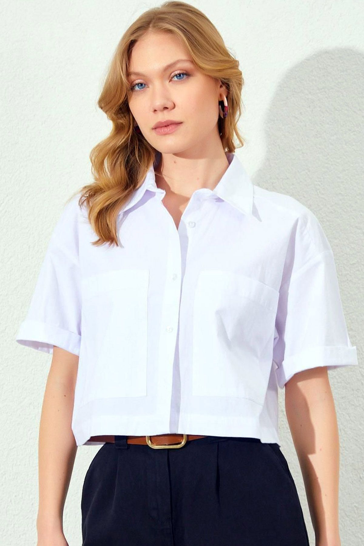 Ottawe Regular Fit Rahat Kesim Çift Cepli Gömlek Yakalı Düğme Kapama Casual Kısa Duble Kol Gömlek