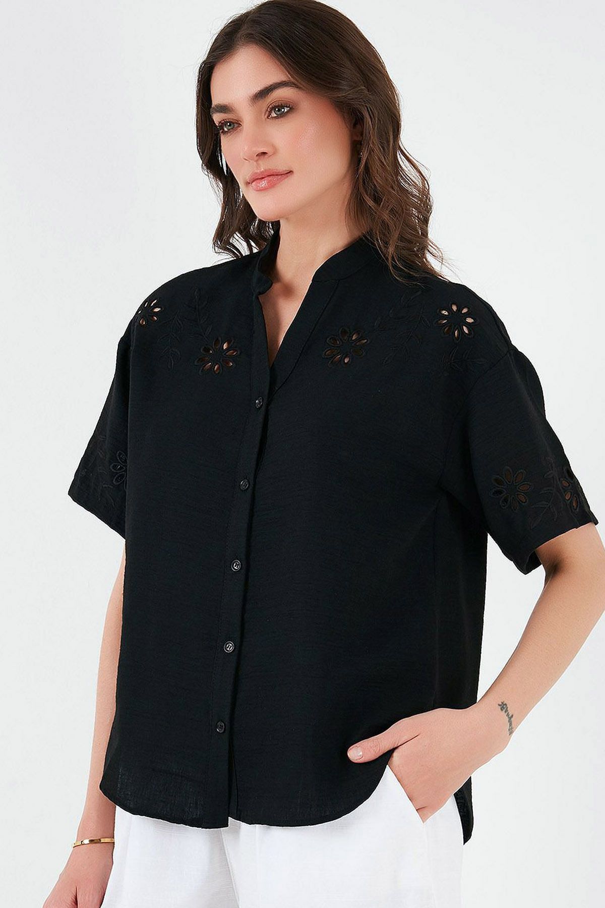 CoolLook Omuz ve Kolu Çiçek Desen Fisto Nakışlı Kısa Kollu Düğmeli Rahat Kesim Casual Dik Yaka Gömlek