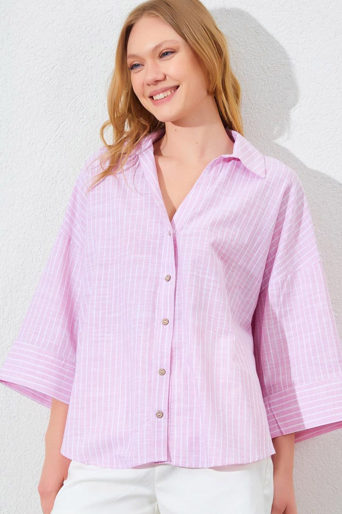 Ottawe Relaxed Fit Rahat Kesim Geniş Duble Kollu Düğme Kapama Çizgili V Gömlek Yaka Oversize Casual Gömlek