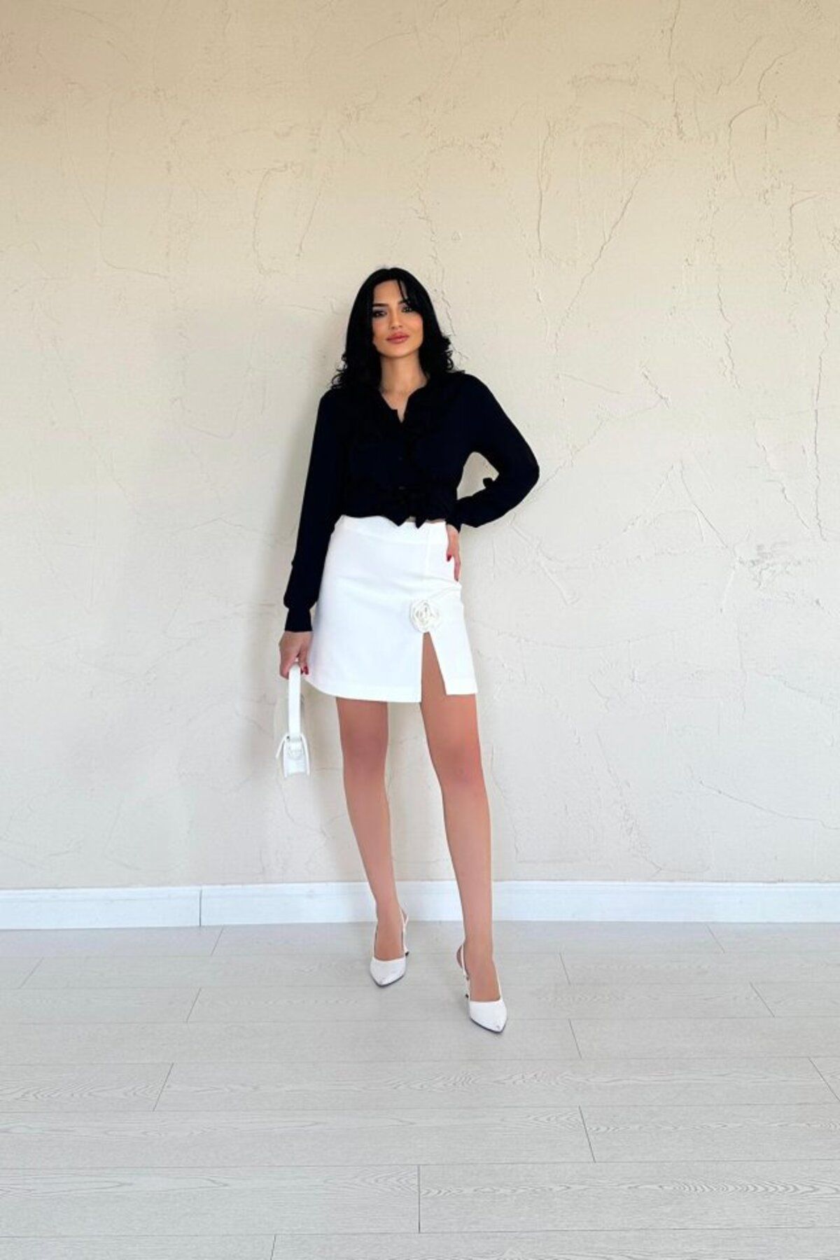 velmorafashion Ekru Yırtmaçlı Gül Detaylı Mini Etek