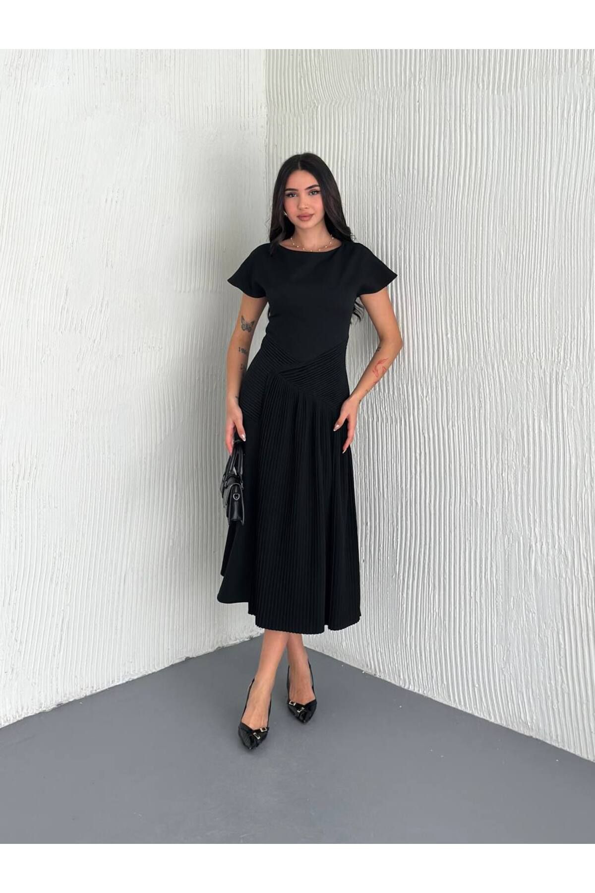 Castivo Fashion Zarif Form Pliseli Kısa Kollu Midi Elbise