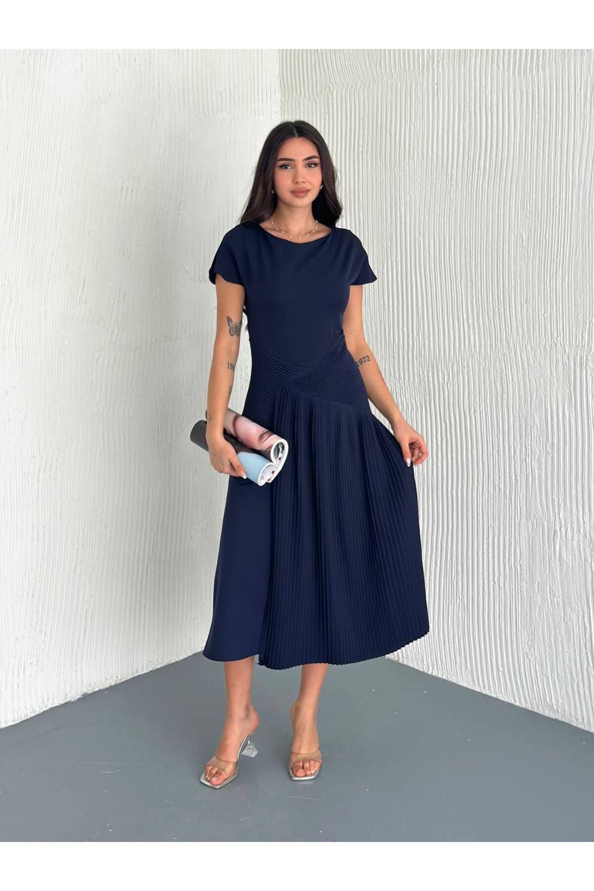 Castivo Fashion Zarif Form Pliseli Kısa Kollu Midi Elbise