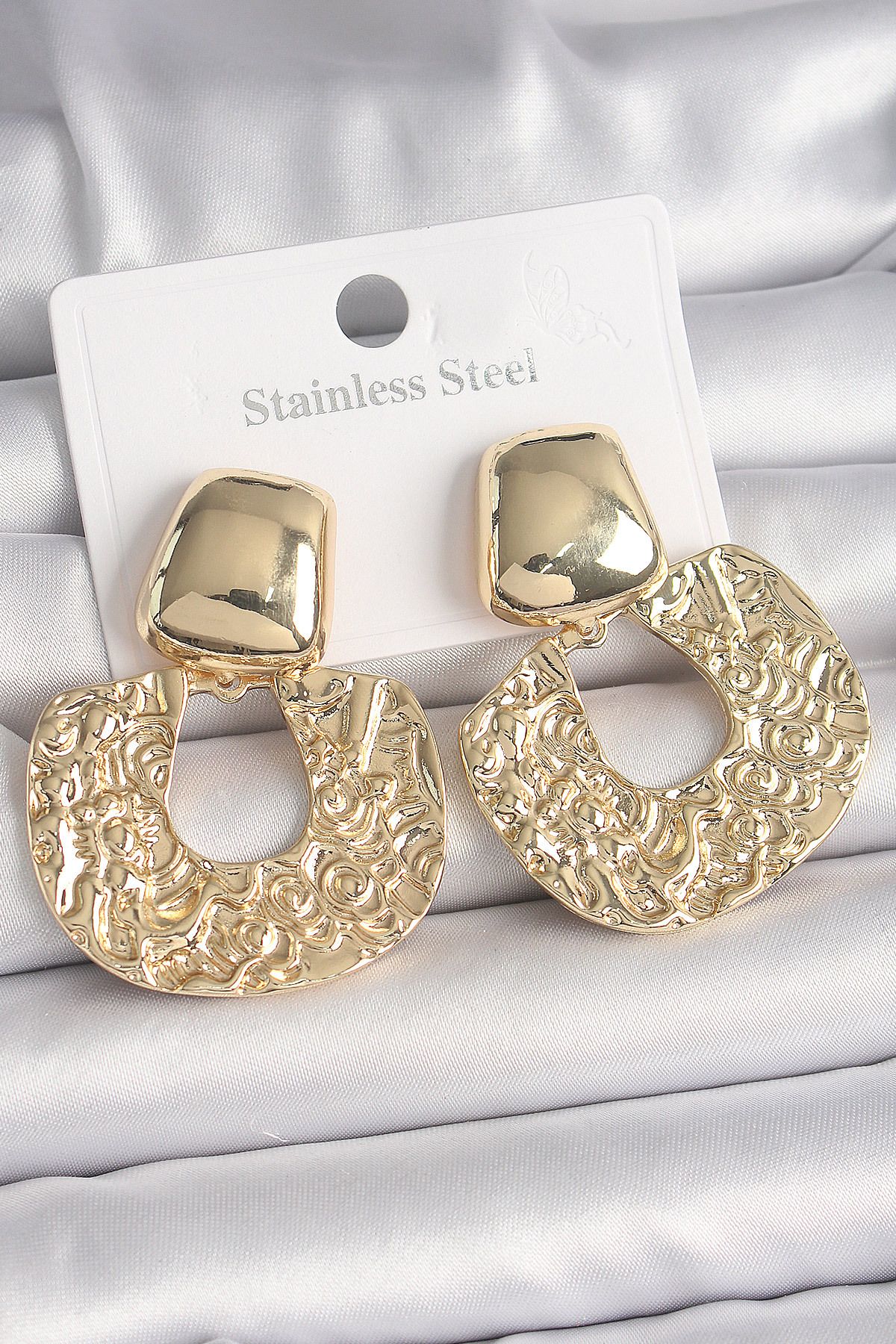 BZK ACCESSORİES Pirinç Gold Renk Sallantı İşlemeli Plaka Model Kadın Küpe