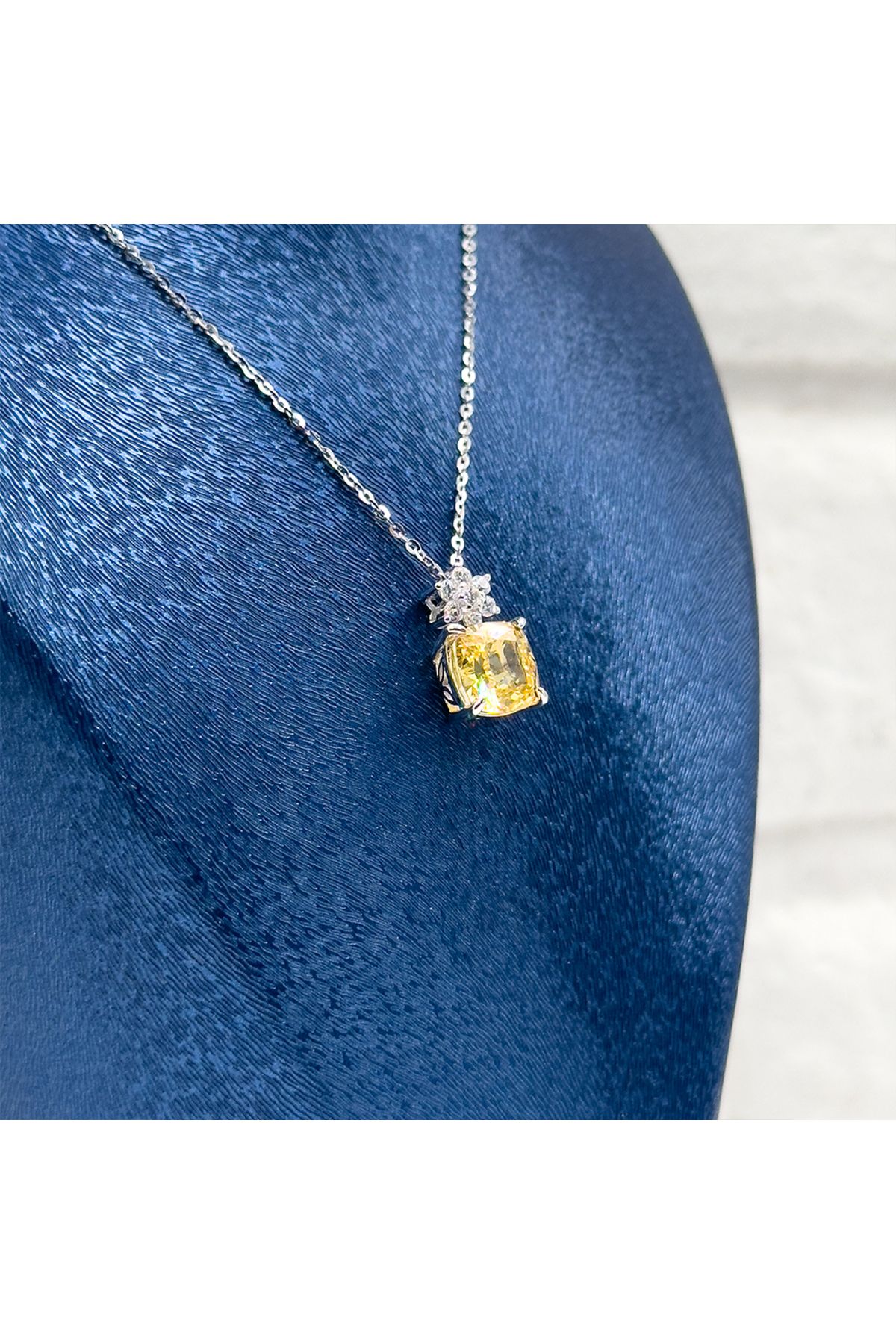 Livora Jewelry Sitrin Taşlı Lotus Başlık Gümüş Kolye