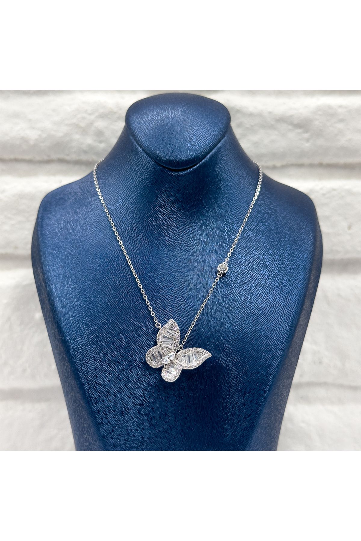 Livora Jewelry Baget Taşlı Kelebek Gümüş Kolye