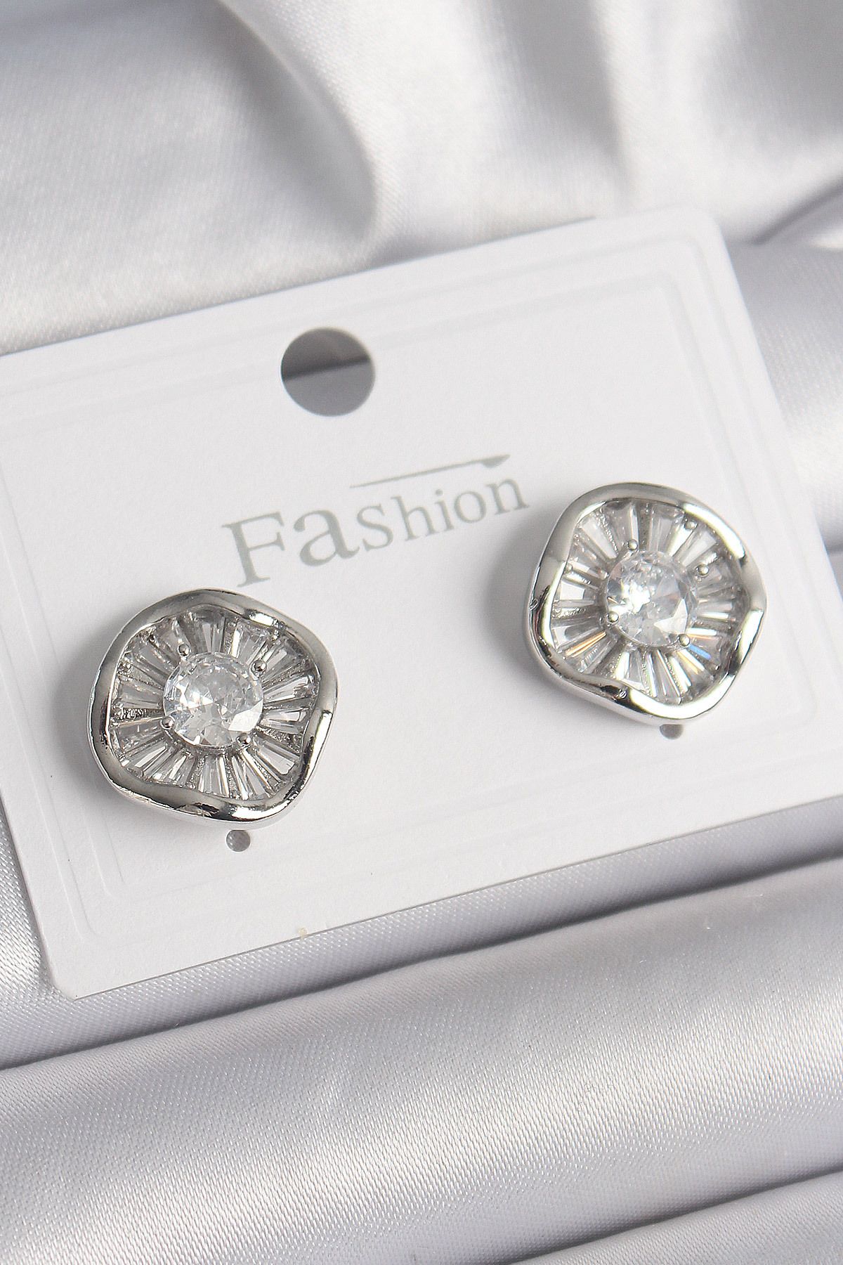 BZK ACCESSORİES Pirinç Gümüş Renk Zirkon Taşlı Yonca Model Kadın Küpe