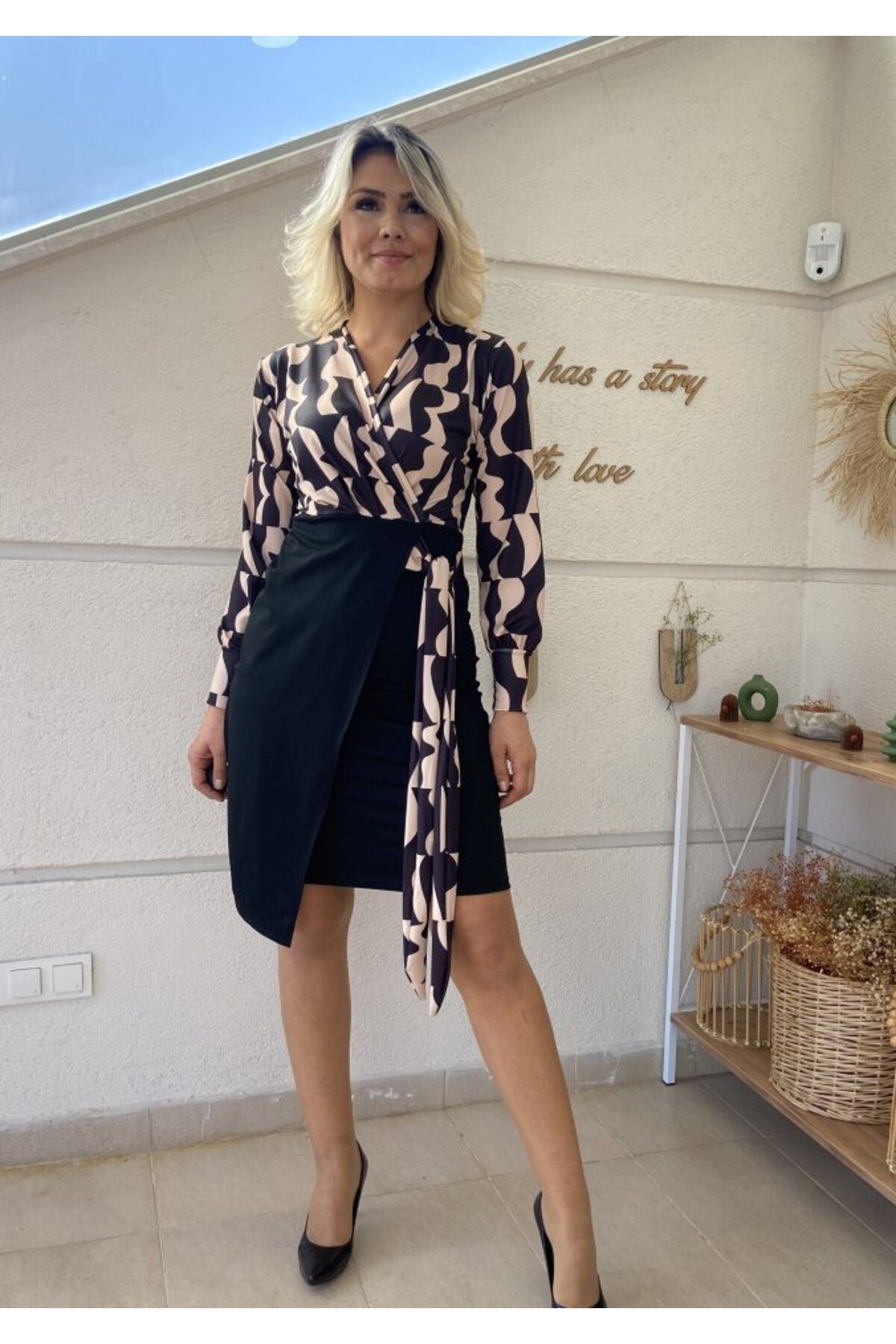 Deridün Yıldız Shoes Kadın Uzun Kollu Kruvaze Yaka Dijital Baskılı Fiyonk Detay Dalgıç Kumaş Elbise
