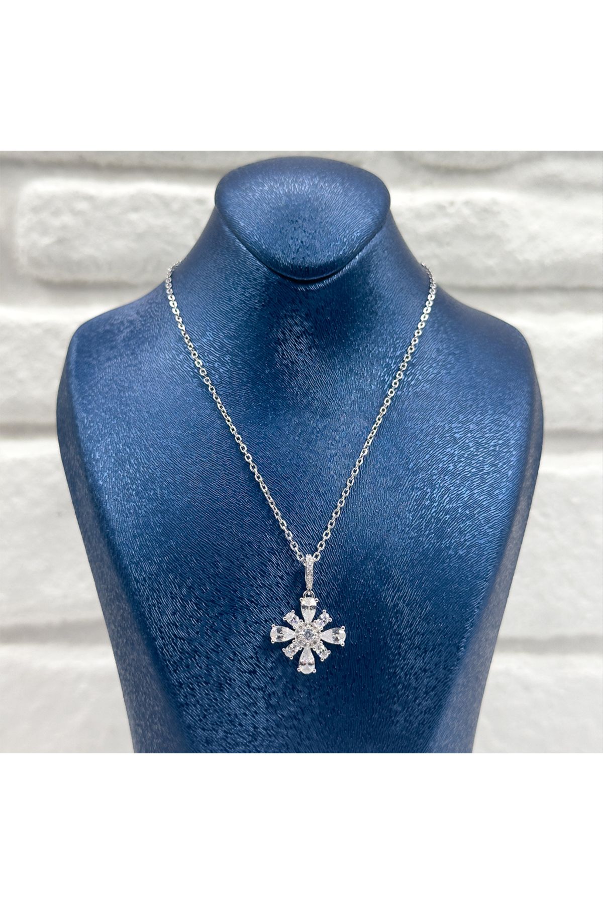 Livora Jewelry Damla Zirkon Taşlı Çiçek Gümüş Kolye