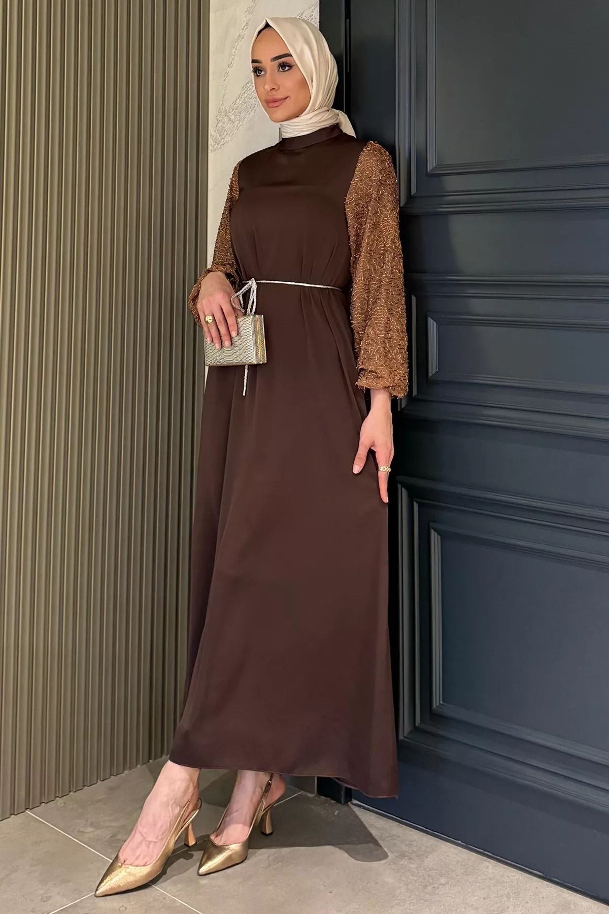 julude Kahve Kolları Güpürlü Taşlı Bel Bağcıklı Tesettür Saten Abiye Elbise