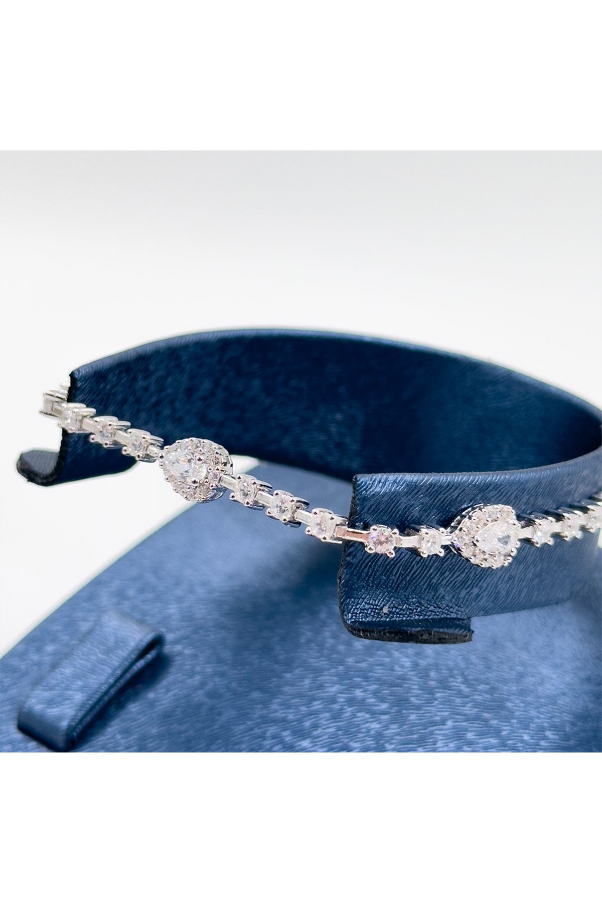 Livora Jewelry Pırlanta Montür Damla Gümüş Bileklik