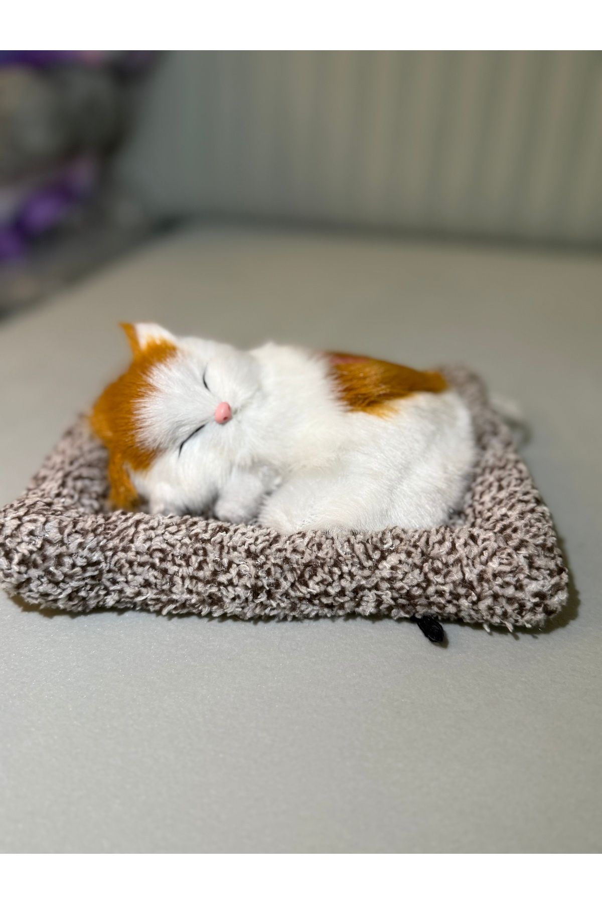 DF ToyShop UYUYAN YAVRU PELUŞ SESLİ SARI BEYAZ KEDİ MİYAVLAYAN MİNDER ÜZERİNDE