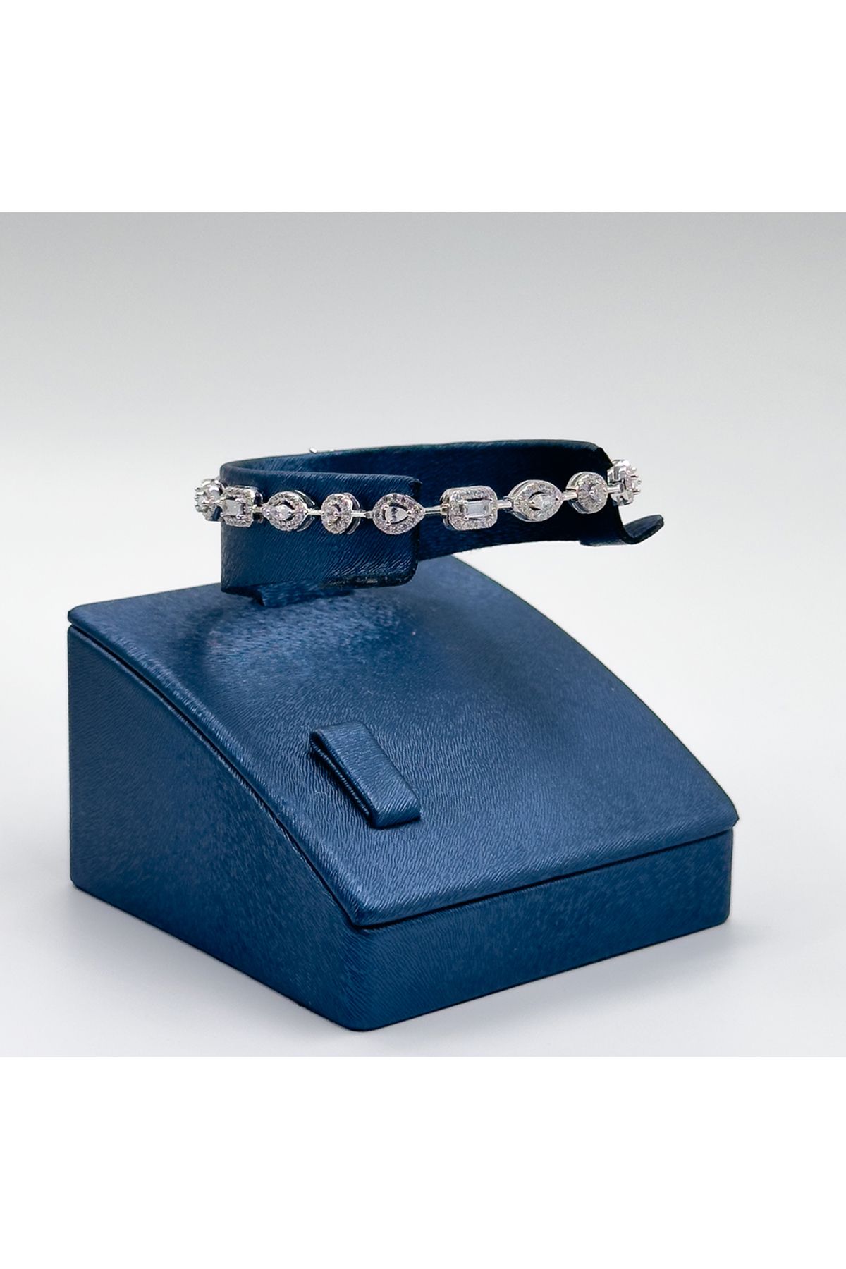 Livora Jewelry Pırlanta Montür Özel Seri Gümüş Bileklik
