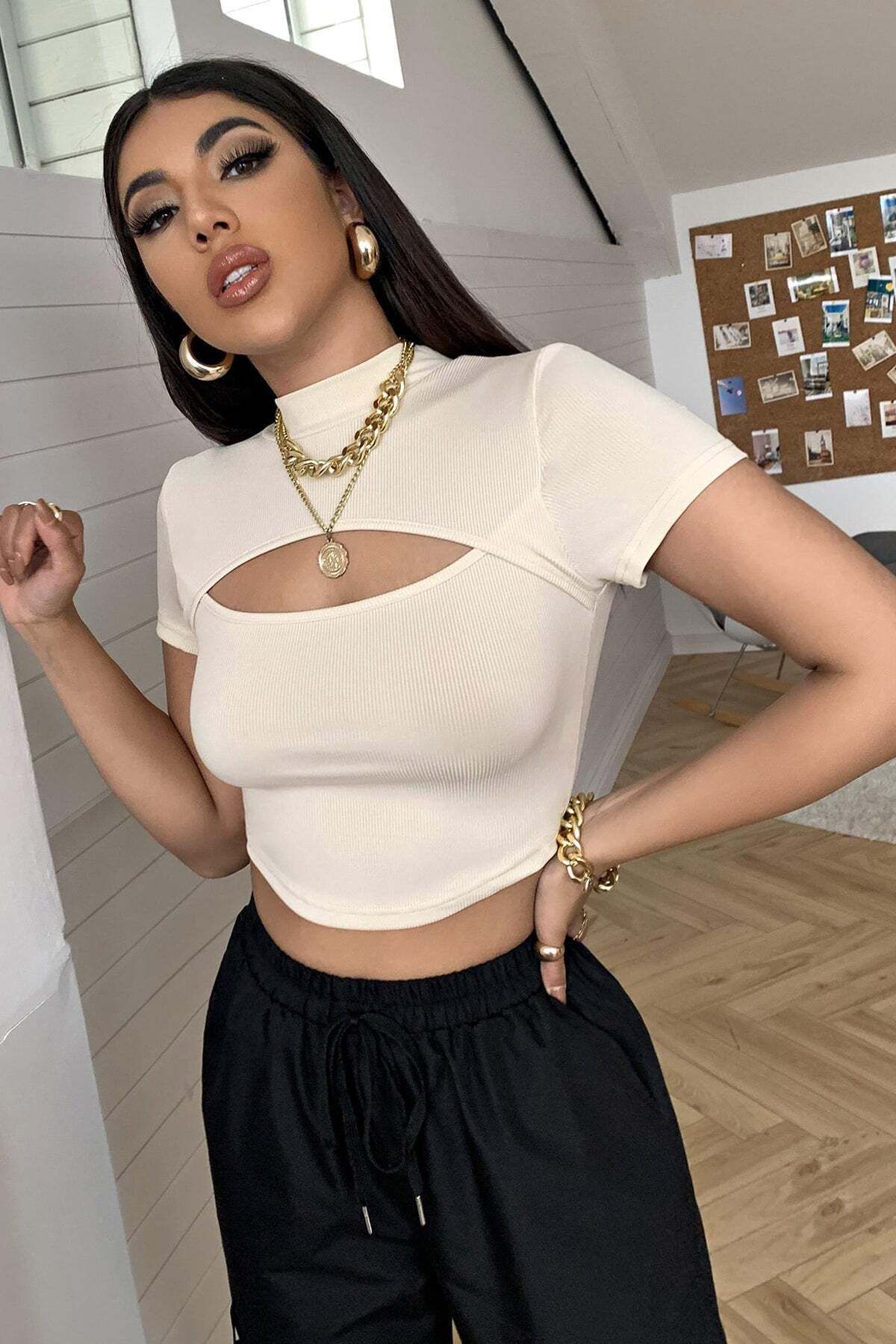 Ethab Ticaret Kadın Ekru Göğüs Dekolteli Yarım Kollu Cut Out Crop Top Bluz