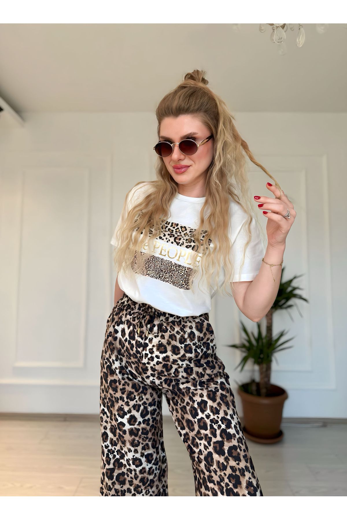 Store Gold Leopar Baskı Detaylı T-shirt