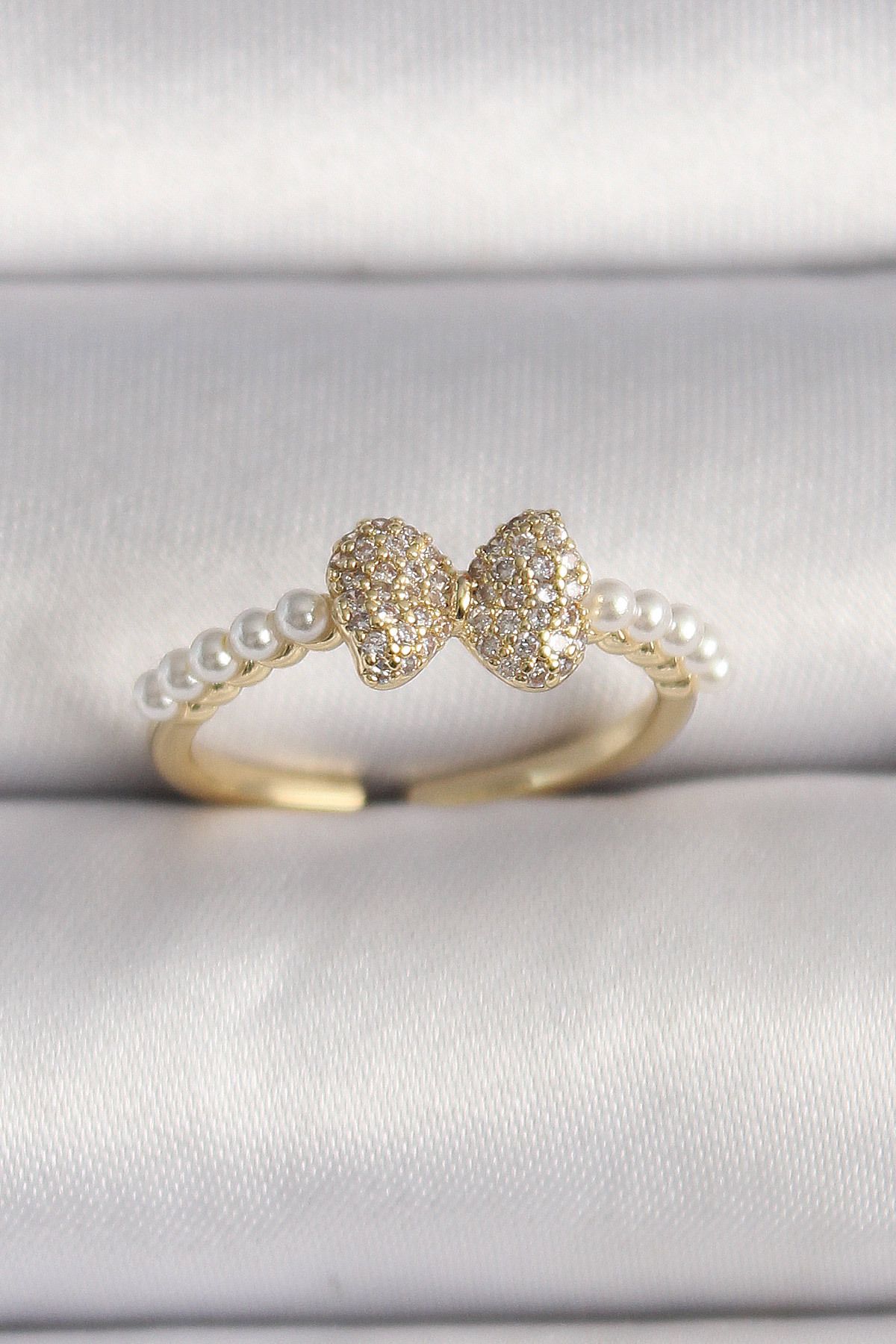 MMB Boutique Pirinç Gold Renk Zirkon Taşlı Fiyonk İnci Detay Ayarlanabilir Yüzük