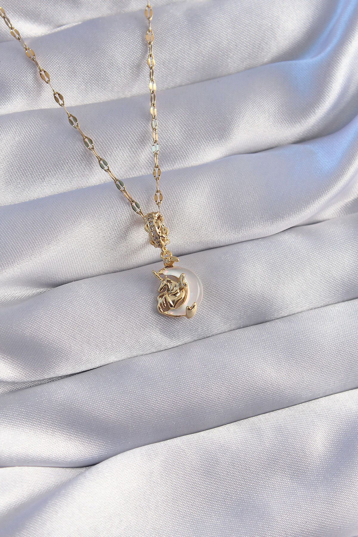 MMB Boutique 316L Çelik Zincir Gold Renk Zirkon Taşlı Sedefli Ay Figürlü Kolye