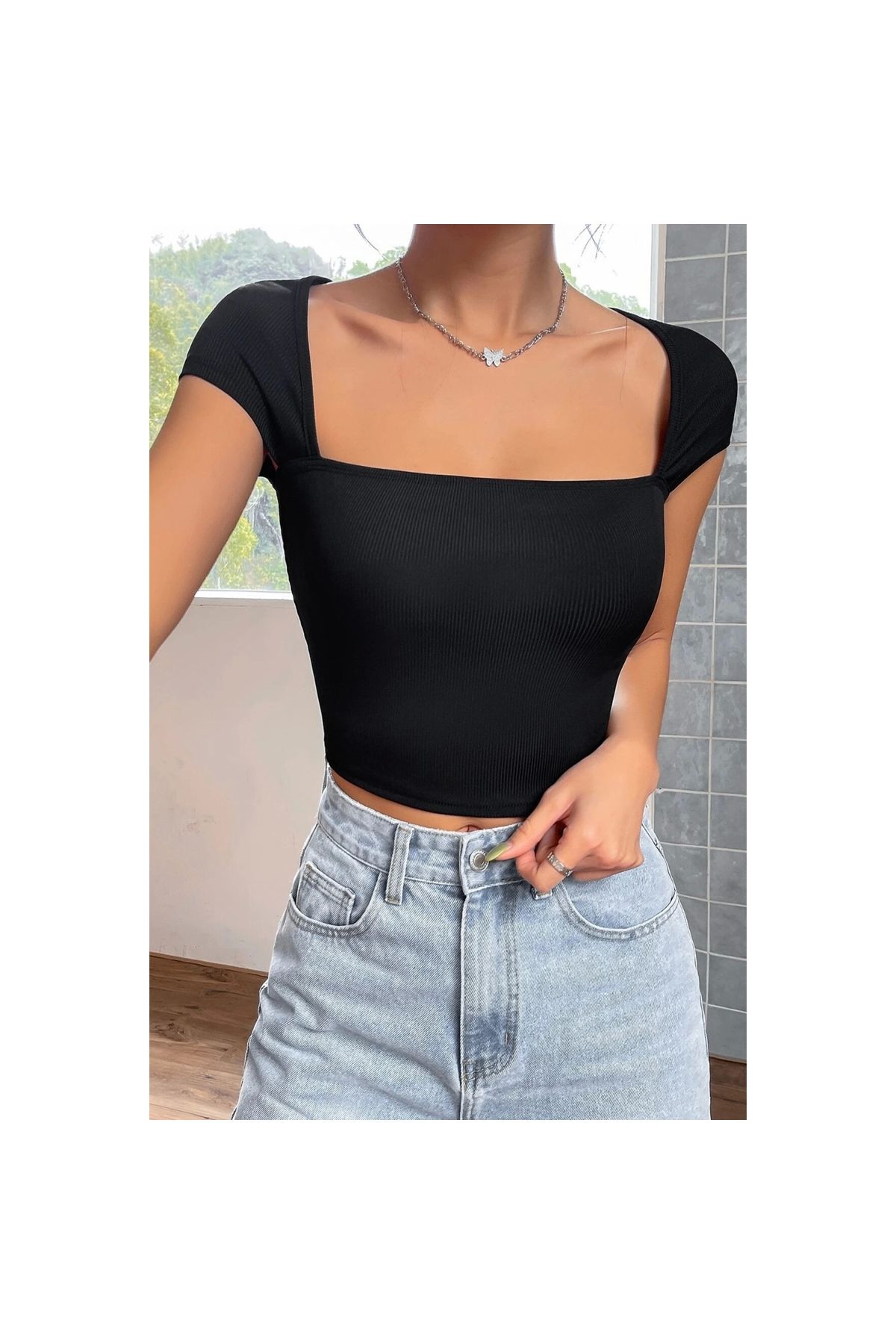 Marsilyan - Kadın Siyah Kare Yaka Yarım Kol Göğüs Dekolteli Crop Top Bluz
