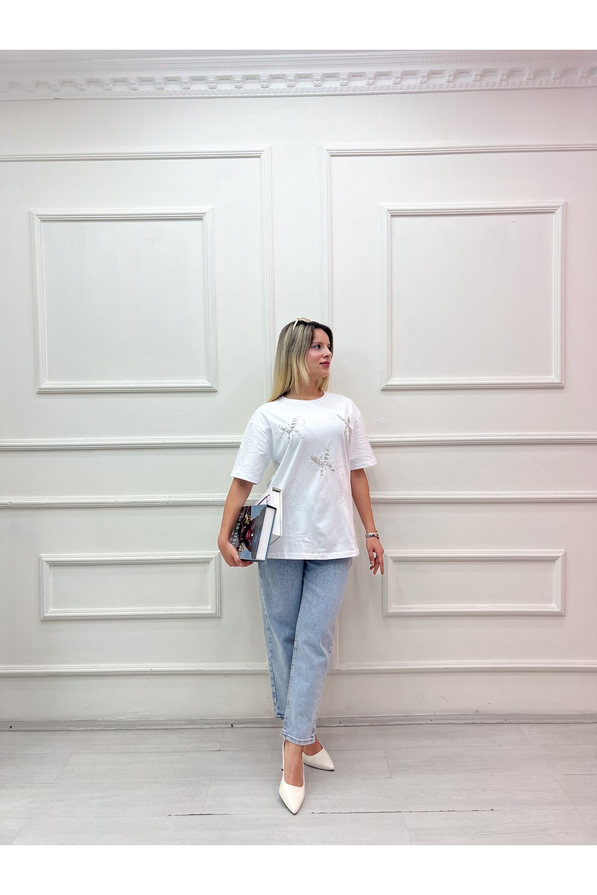 MODA 42 BÜYÜK KELEBEK BASKILI TAŞLI SIFIR YAKA TSHIRT