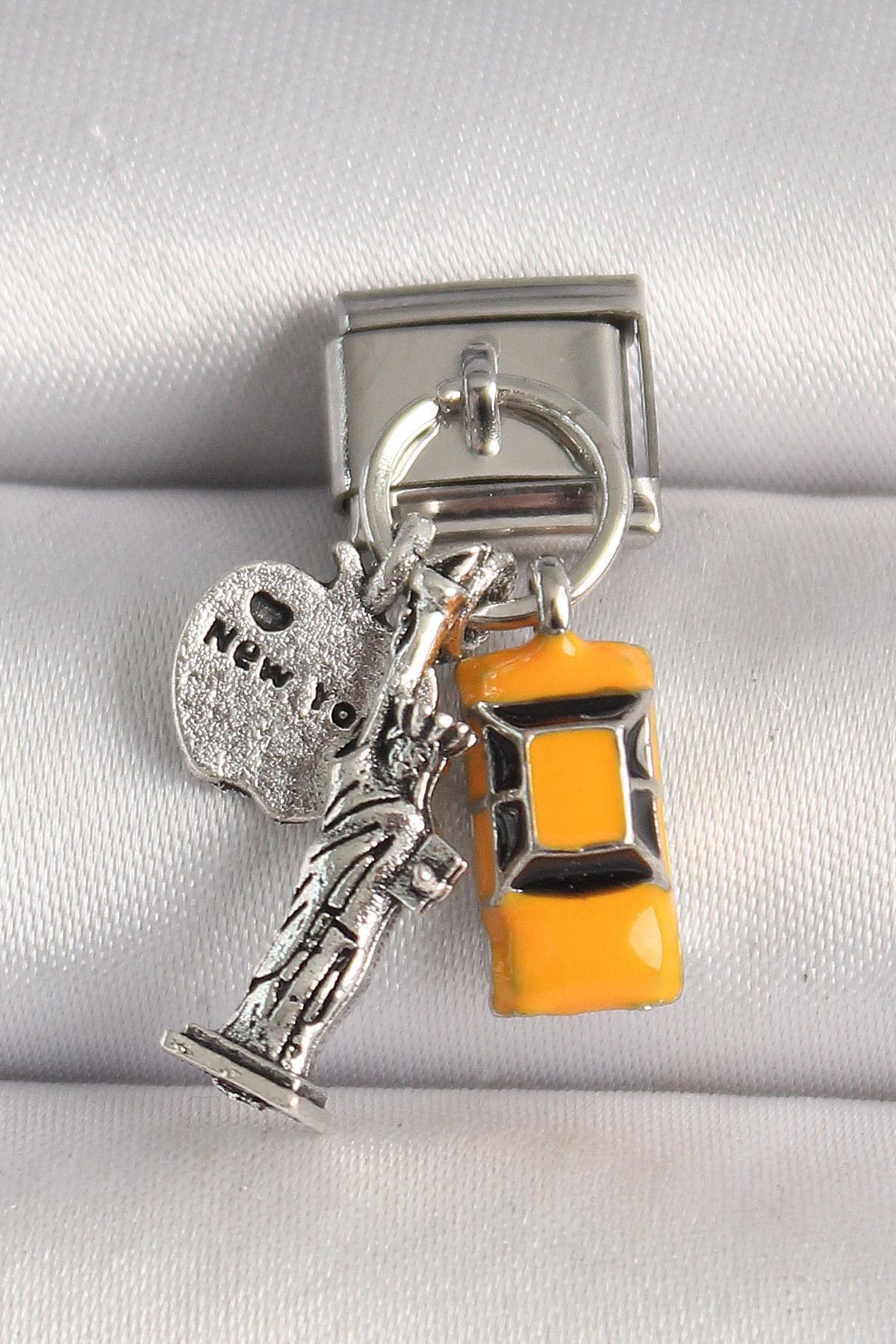 callerrons accessories Gümüş Renk Sarı Taksi Özgürlük Heykeli Model Nomination Charm - EBJ250501W32864