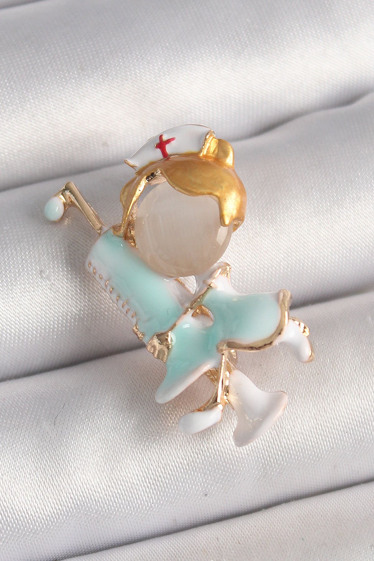 callerrons accessories Pirinç Gold Renk Beyaz Mavi Renk Hemşire Model Şırınga Detay Kadın Broş - EBJ250327W31638