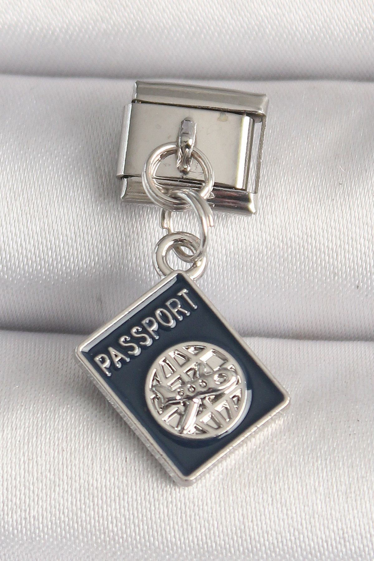 callerrons accessories Gümüş Renk Passport Model Nomination Charm -