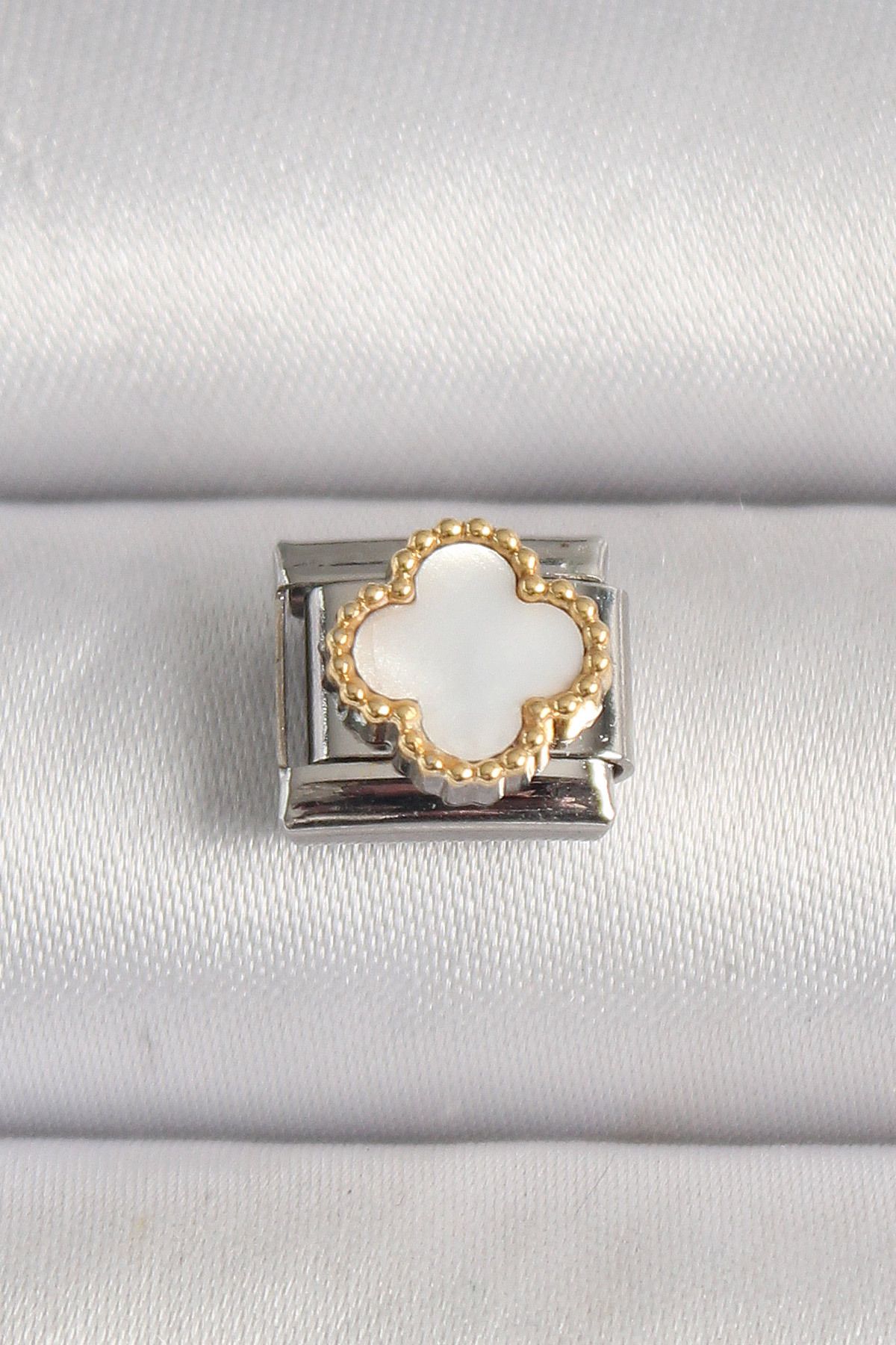 callerrons accessories Gümüş Renk Beyaz Yonca İşlemeli Nomination Charm - EBJ250501W32836