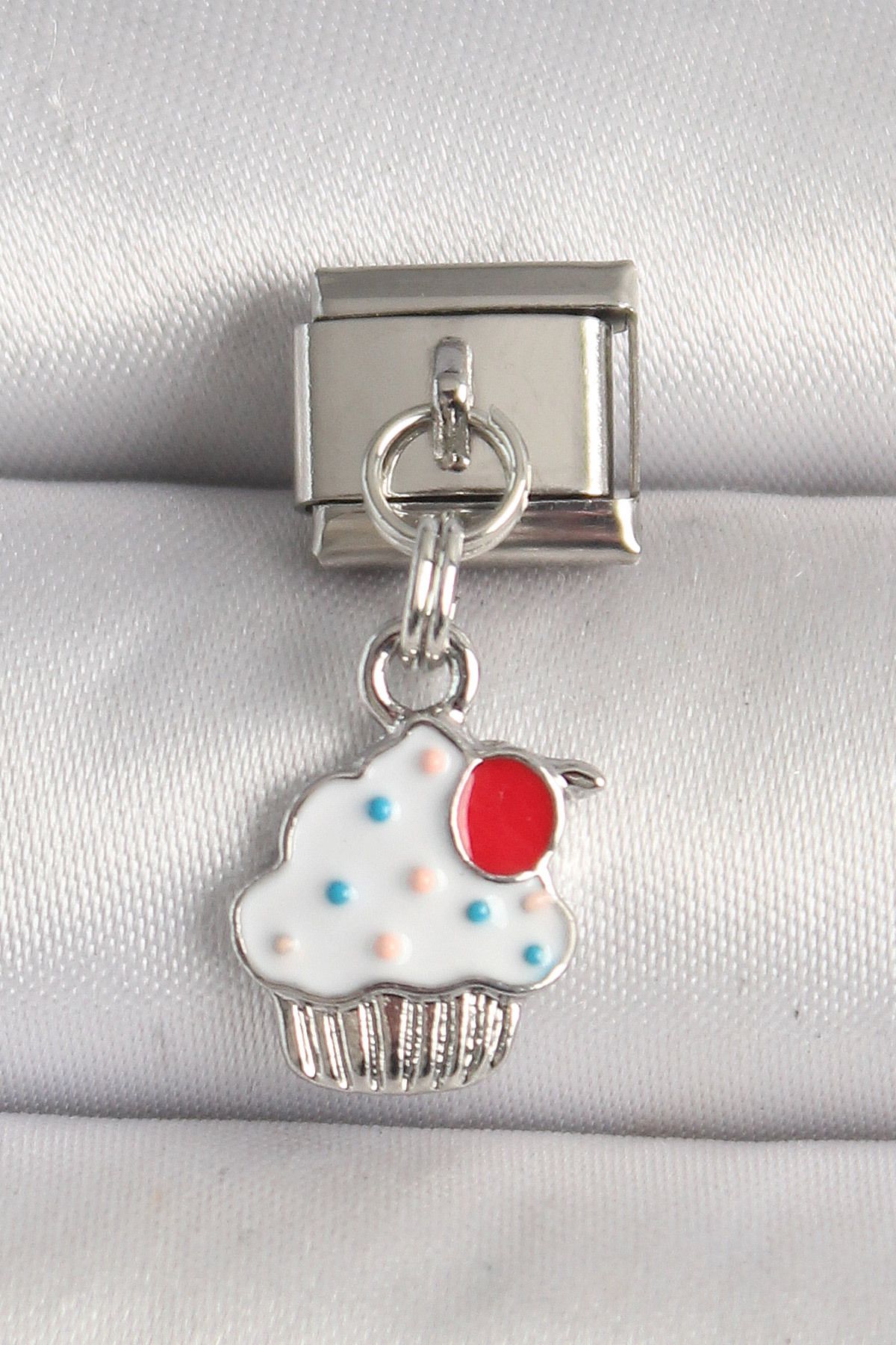 callerrons accessories Gümüş Renk Beyaz Kupkek Model Nomination Charm - EBJ250501W32875