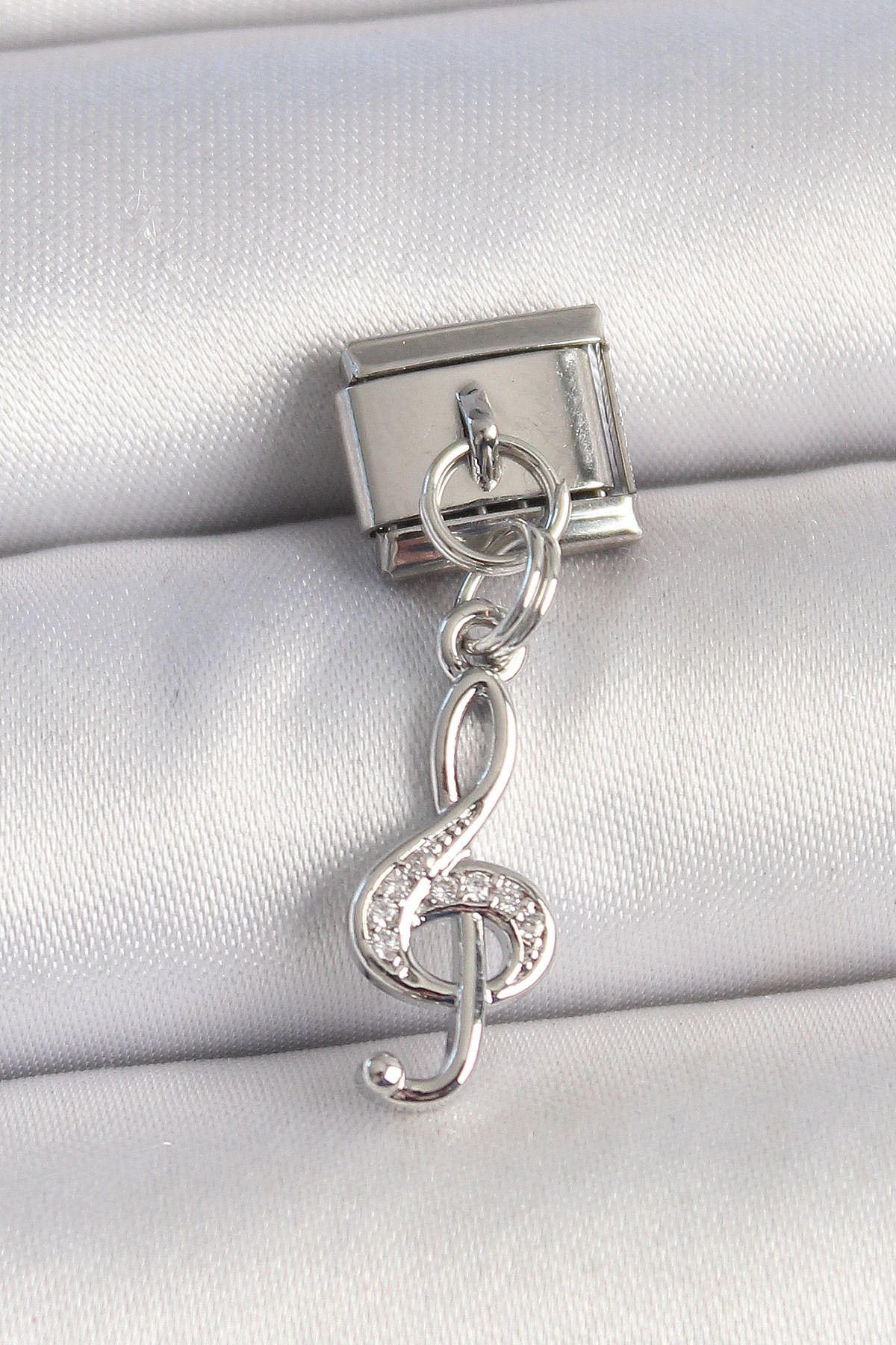 callerrons accessories Gümüş Renk Zirkon Taşlı Sol Anahtar Model Nomination Charm - EBJ250501W33152