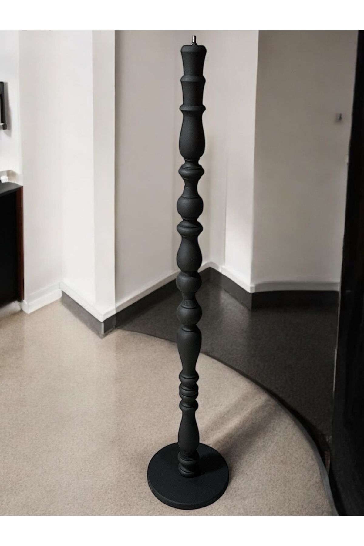 Ahşap Mat Siyah Lambader 1.40 cm.Duy,kablo dahildir.Yarı monteli gönderilir.Parlak istenirse mesaj atınız.