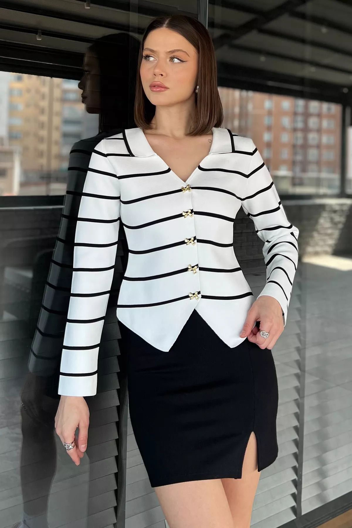 GÜLSELİ Beyaz Kadın Çizgi Desenli Fiyonk Düğme Detaylı Triko Hırka