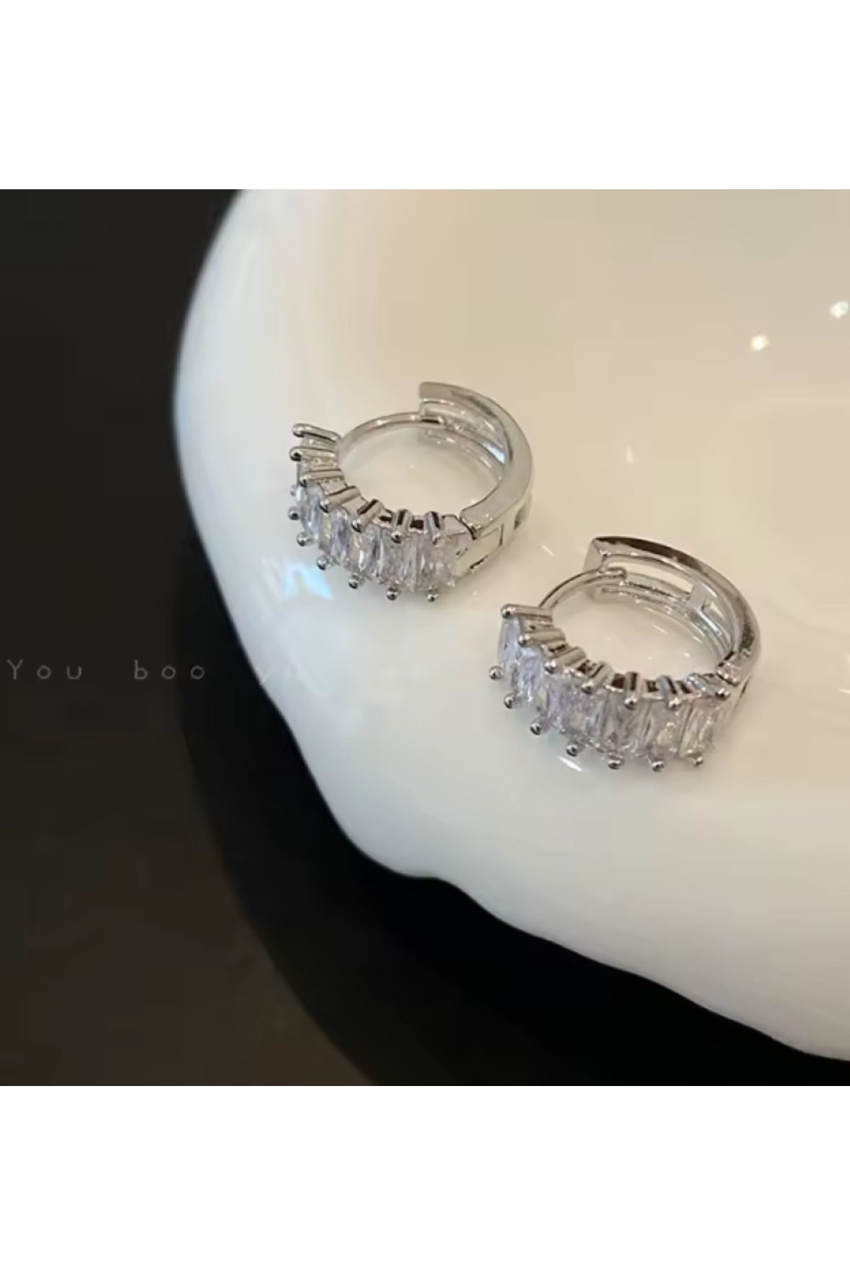 SE Jewellery Collection Selin Ersoy Gümüş Renk Baget Zirkon Taşlı Şık Xuping Halka Küpe - Kararmaz (1,3 cm)