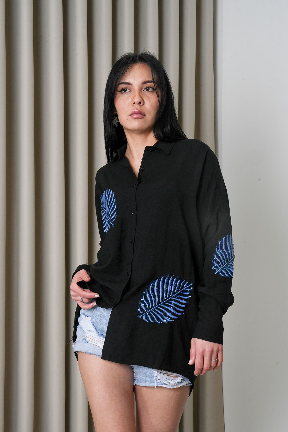 stilsepeti Kadın Siyah Oversize Yaprak Desenli Pul Detaylı Gömlek ST-1000714230