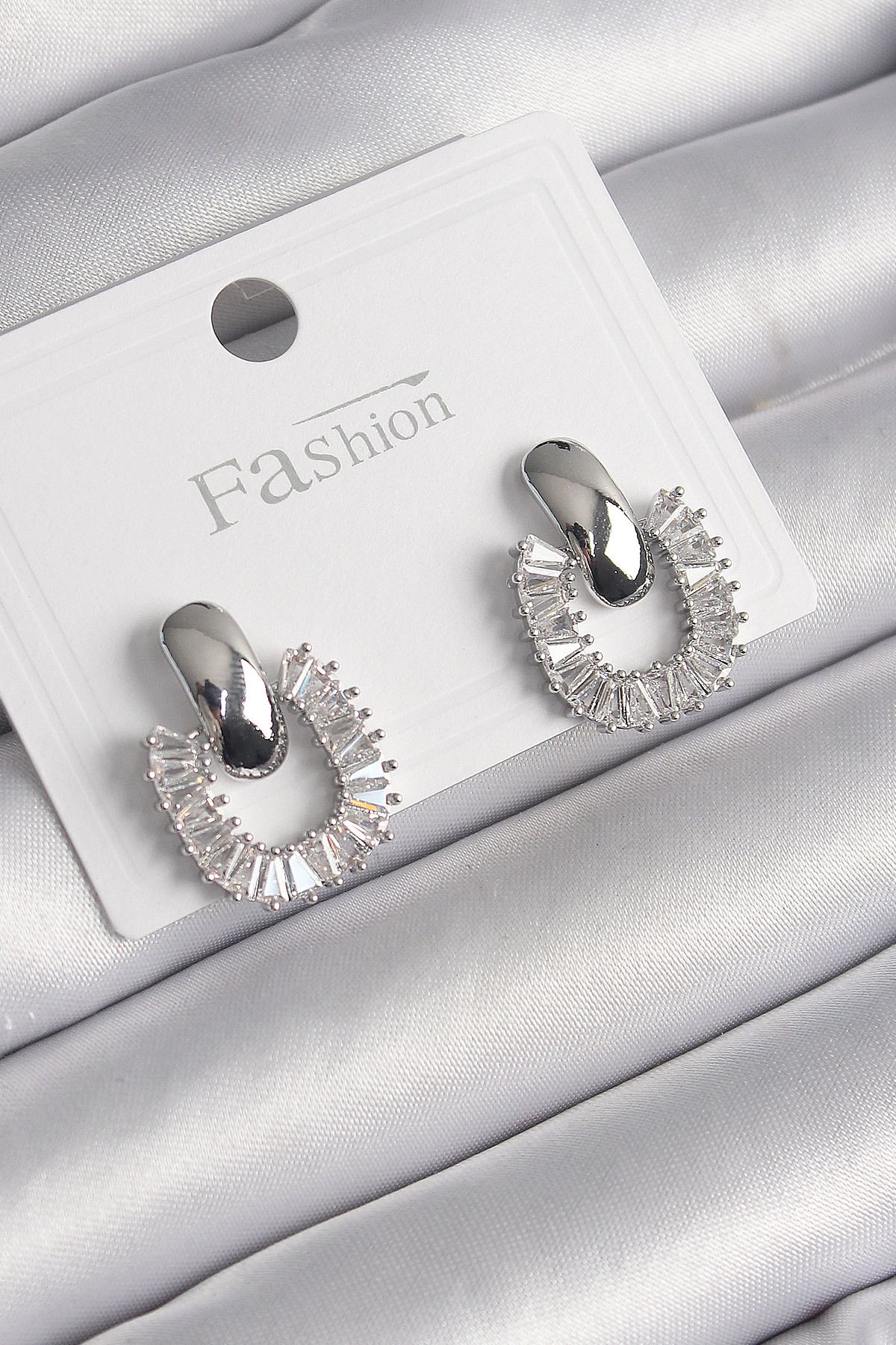 BZK ACCESSORİES Pirinç Gümüş Renk Sallantı Zirkon Taşlı Kare Model Kadın Küpe