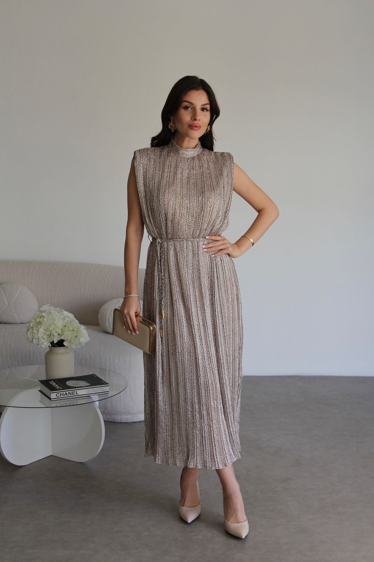 Julidress Desenli Bej Dik Yaka Kolsuz Astarlı KUŞAKLI Piliseli Midi Premium Elbise
